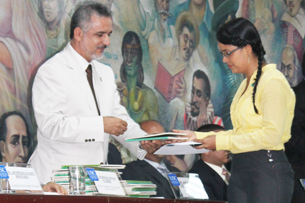Becas para 375 estudiantes santiaguinos destacados