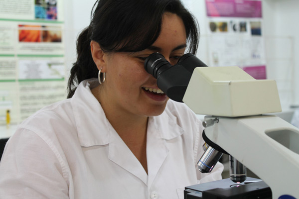 Microbiologa, nueva carrera en la Santiago