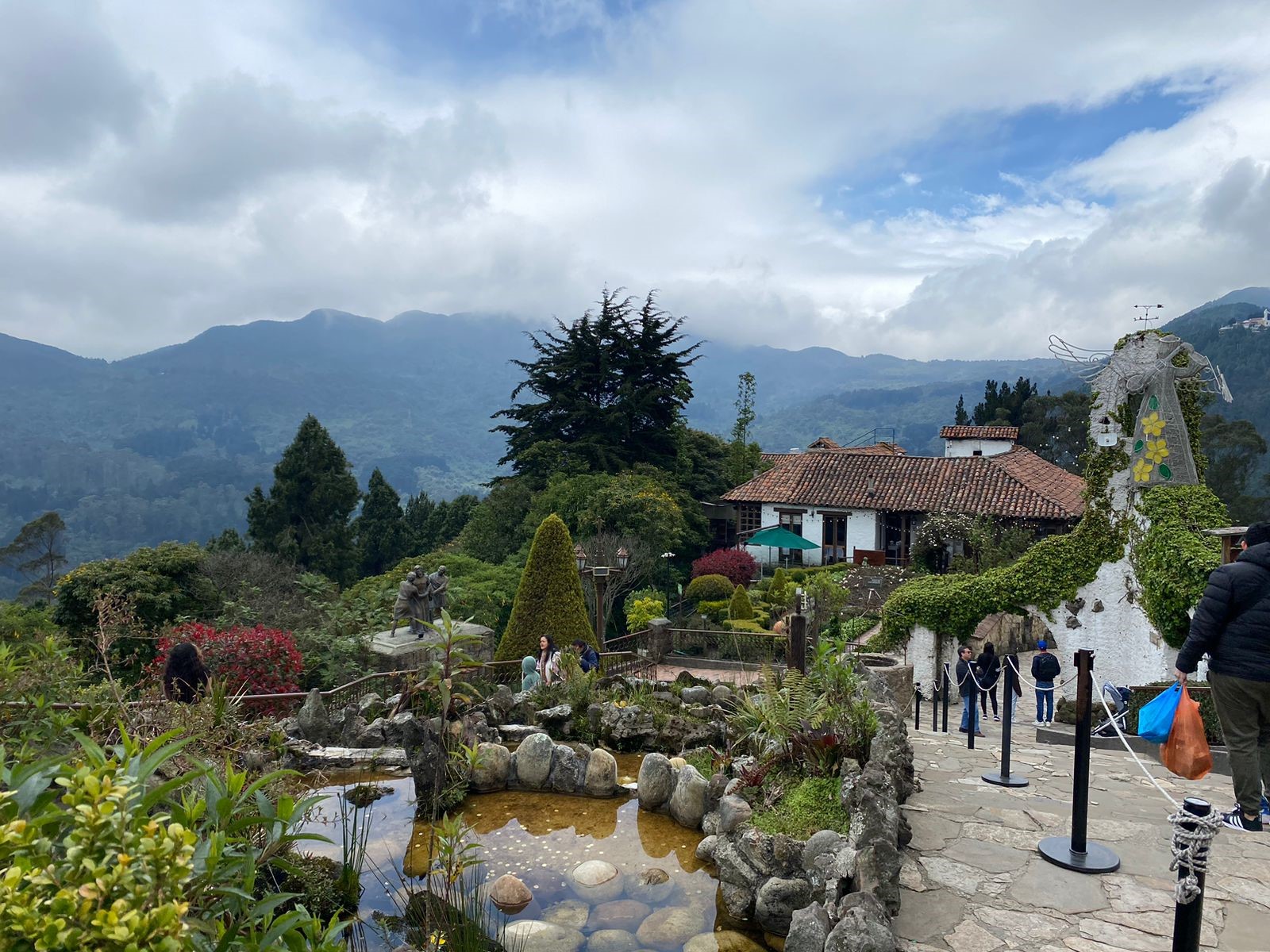 El Cerro de Monserrate, una ruta única de naturaleza en Bogotá para conmemorar el mes de la Tierra 