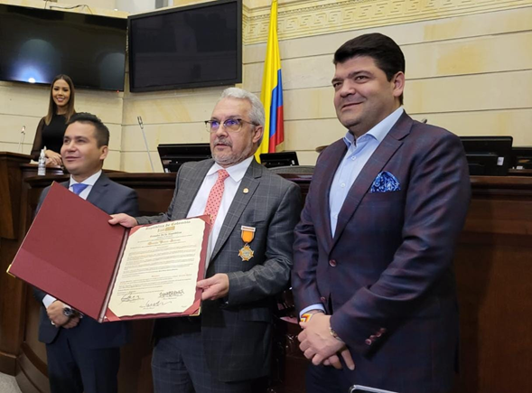 Graduado UManizales recibe condecoración del Senado de la República